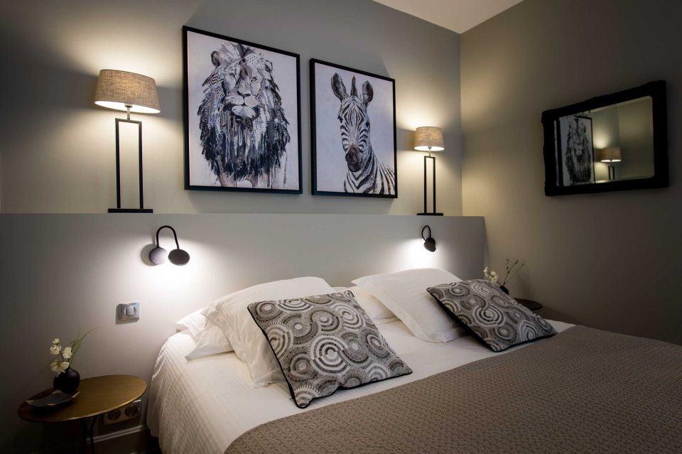 Chambre avec lit king size, têtes de lit design et éclairages muraux