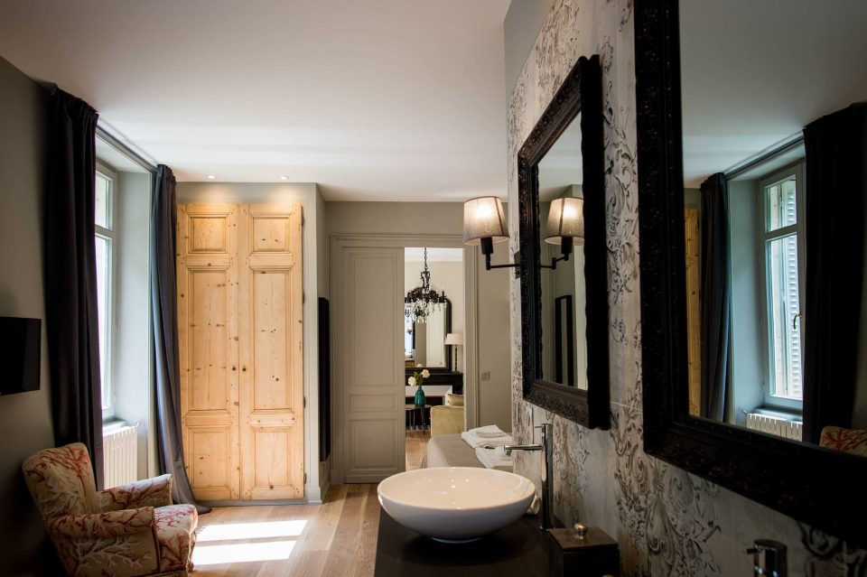 Vasque et grand miroir de la salle de bain en enfilade