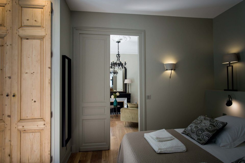 Accès à la chambre depuis les portes en chêne brut