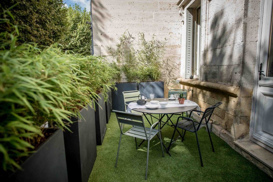 Terrasse de 29 m² végétalisée avec table bistrot et bambous