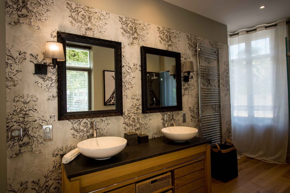 Salle de bain avec meuble en chêne à double vasque et deux miroirs