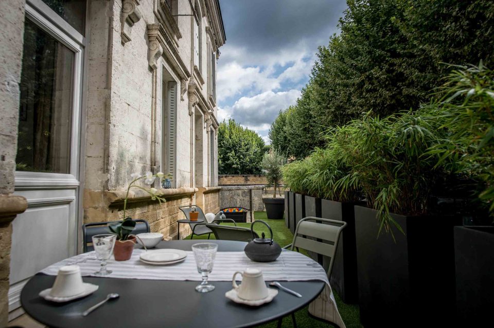 Table dressée sur la terrasse privée végétalisée