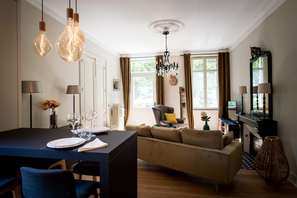 Salle à manger ouverte sur le salon avec suspensions design
