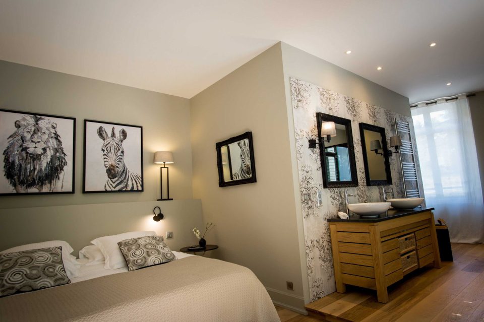 Chambre ouverte sur la salle de bain de charme